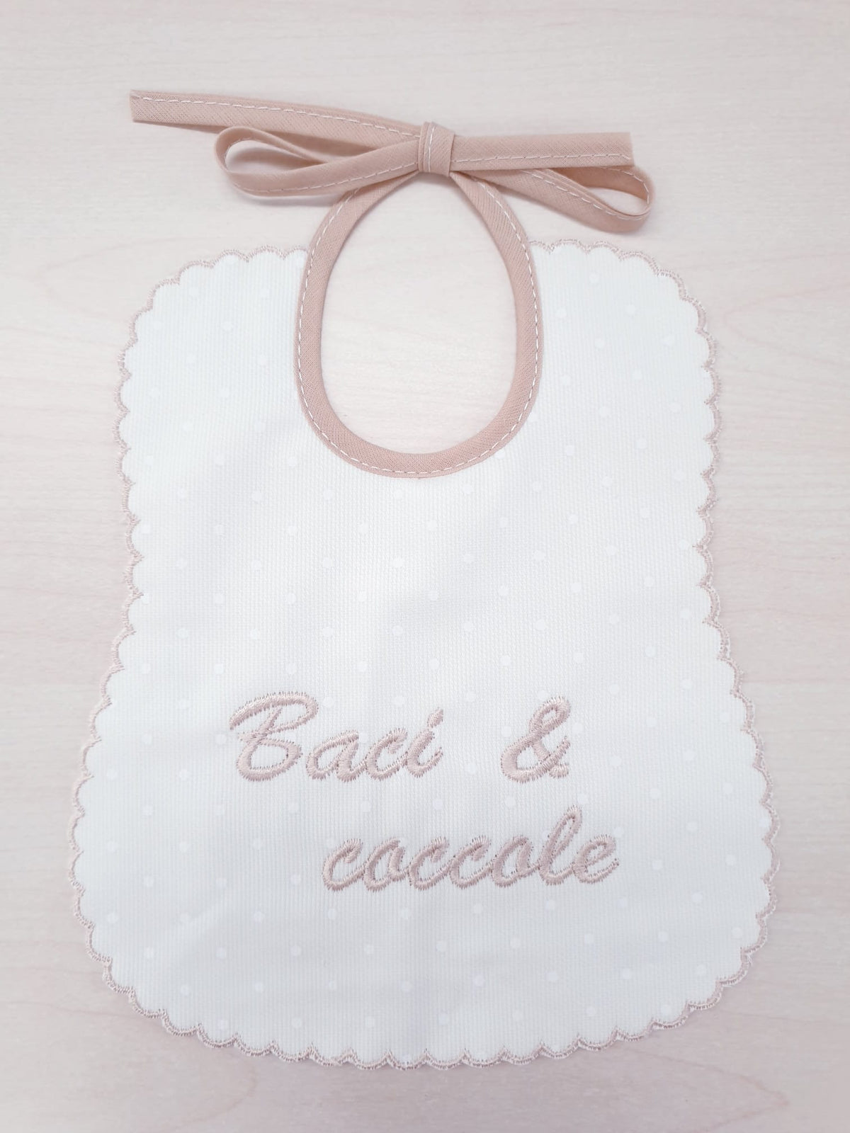 Bavetta ricamata 100% cotone “Baci e coccole”