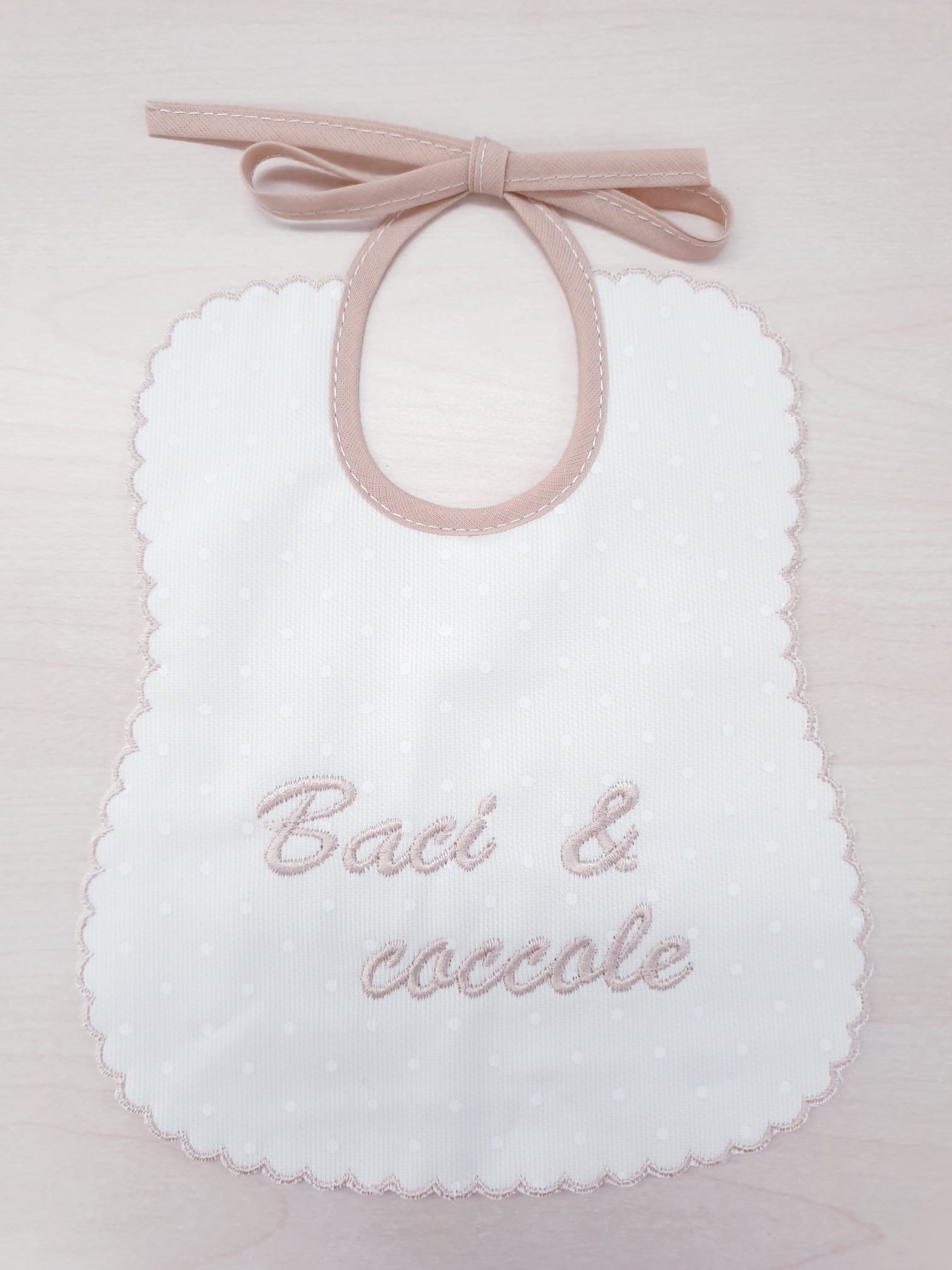 Bavetta ricamata 100% cotone “Baci e coccole”