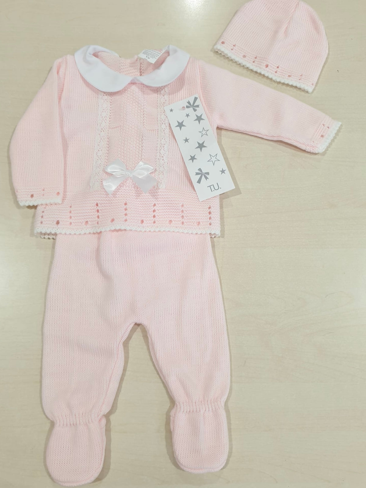 Completo da neonata con dettagli e cappellino