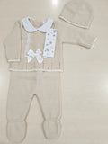Completo da neonata con dettagli e cappellino