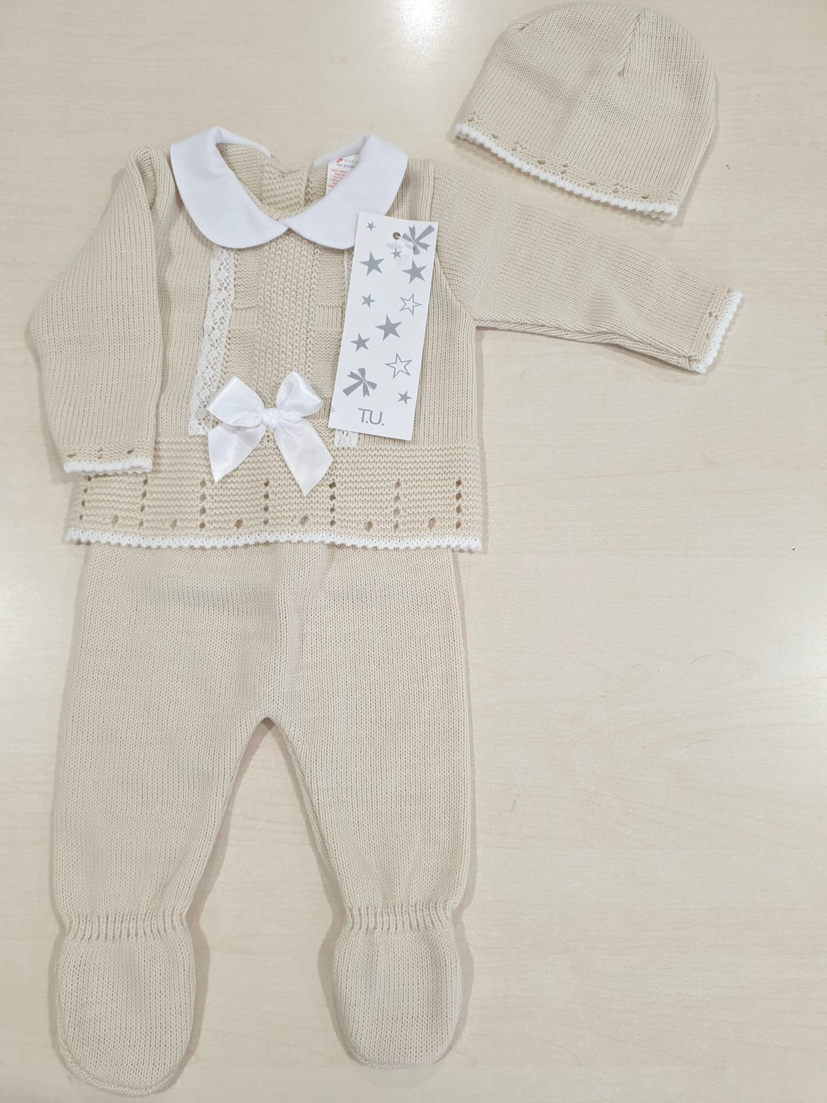 Completo da neonata con dettagli e cappellino