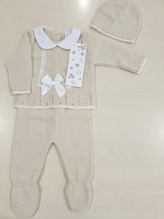 Completo da neonata con dettagli e cappellino