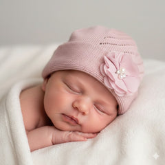 Cappellino con fiore ricamato