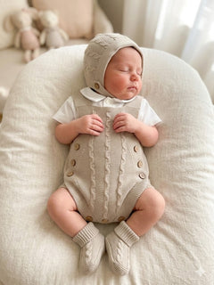 Pagliaccetto con cappellino e scarpine
